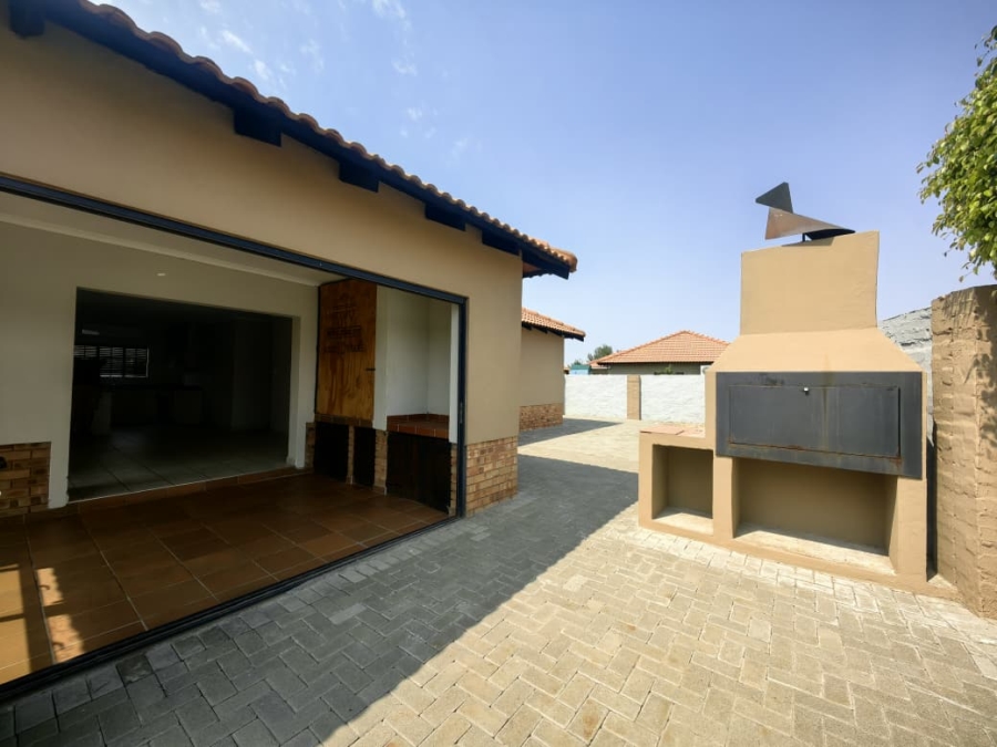 4 Bedroom Property for Sale in Hexrivier Lifestyle Estate North West
